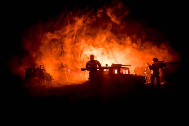 Savaş kavramı. Askeri siluetleri sahne savaş sis gökyüzü arka plan üzerinde mücadele, siluetleri aşağıda bulutlu manzarası, gece mücadele. Savaş sahnesi. Askerler ile ordu jeep araç. Ordu jeep