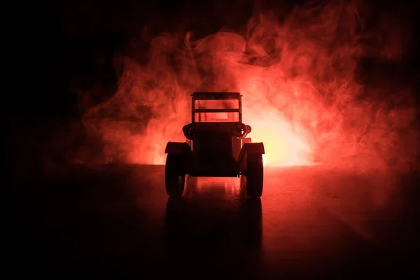 Silueta Viejo Coche Vintage Oscuro Fondo Nebuloso Tonificado Con Luces —  Fotos de Stock