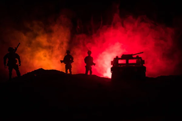 Conceito Guerra Silhuetas Militares Lutando Cena Fundo Céu Nevoeiro Guerra — Fotografia de Stock