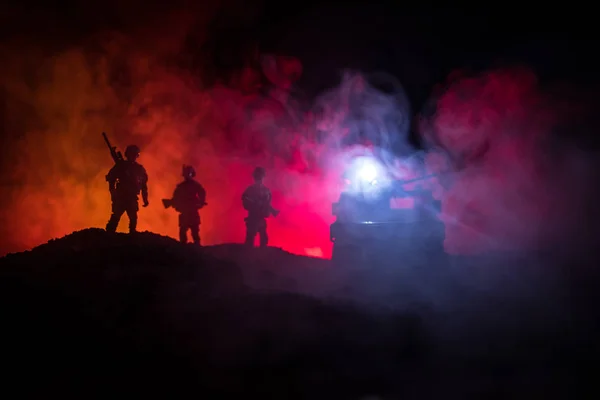 Concepto Guerra Siluetas Militares Luchando Escena Fondo Del Cielo Niebla — Foto de Stock