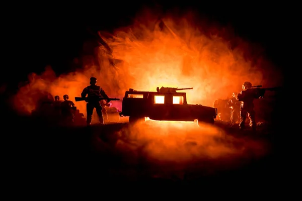 Concepto Guerra Siluetas Militares Luchando Escena Fondo Del Cielo Niebla — Foto de Stock