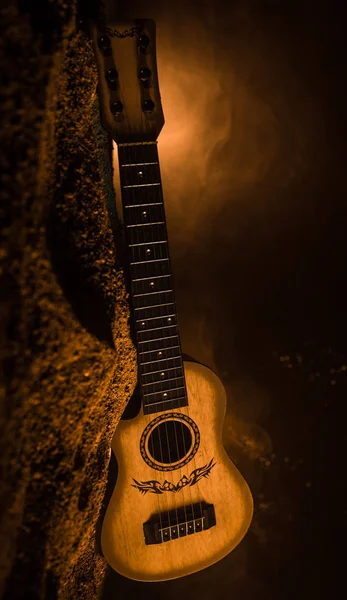 Conceito Musical Guitarra Acústica Isolada Fundo Escuro Sob Feixe Luz — Fotografia de Stock