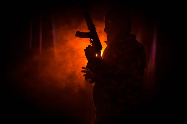 Silhouette Man Assault Rifle Ready Attack Dark Toned Foggy Background — Stock Photo, Image