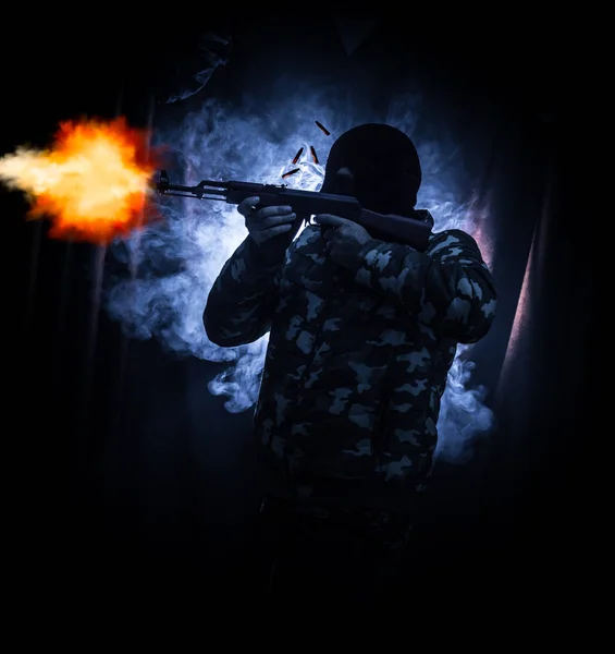 Saldırı Tüfeği Koyu Tonda Sisli Arka Plan Veya Siyah Yün — Stok fotoğraf