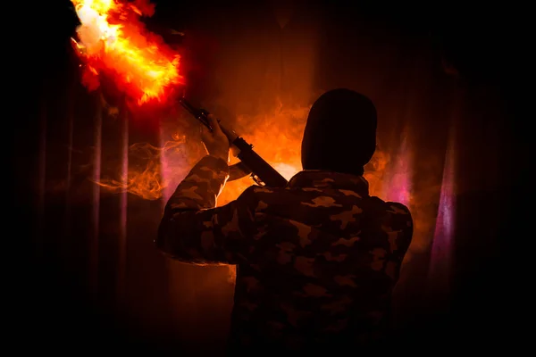 Silhueta Homem Com Rifle Assalto Pronto Para Atacar Fundo Enevoado — Fotografia de Stock