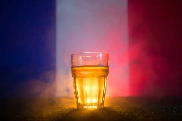 Conceito Criativo Uma Caneca Cerveja Fresca Mesa Com Bandeira Desfocada — Fotografia de Stock