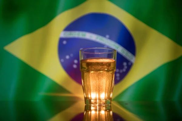 Concepto Creativo Pinta Cerveza Fresca Mesa Con Bandera Borrosa Brasil —  Fotos de Stock