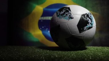 Bakü, Azerbaycan - 21 Haziran 2018: Yaratıcı kavramı. Resmi Rusya 2018 Dünya Kupası futbol topu Adidas Telstar 18 koyu tonda sisli arka plan üzerinde seçici odak