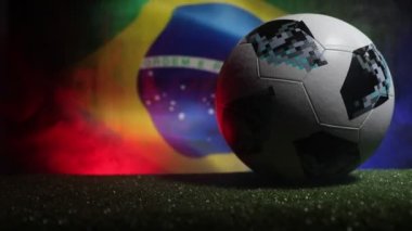 Bakü, Azerbaycan - 21 Haziran 2018: Yaratıcı kavramı. Resmi Rusya 2018 Dünya Kupası futbol topu Adidas Telstar 18 koyu tonda sisli arka plan üzerinde seçici odak