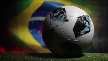 Bakü, Azerbaycan - 21 Haziran 2018: Yaratıcı kavramı. Resmi Rusya 2018 Dünya Kupası futbol topu Adidas Telstar 18 koyu tonda sisli arka plan üzerinde seçici odak