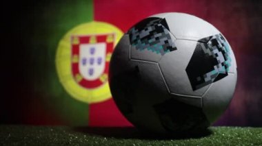 Bakü, Azerbaycan - 21 Haziran 2018: Yaratıcı kavramı. Resmi Rusya 2018 Dünya Kupası futbol topu Adidas Telstar 18 koyu tonda sisli arka plan üzerinde seçici odak