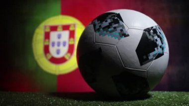 Bakü, Azerbaycan - 21 Haziran 2018: Yaratıcı kavramı. Resmi Rusya 2018 Dünya Kupası futbol topu Adidas Telstar 18 koyu tonda sisli arka plan üzerinde seçici odak