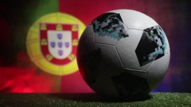 Bakü, Azerbaycan - 21 Haziran 2018: Yaratıcı kavramı. Resmi Rusya 2018 Dünya Kupası futbol topu Adidas Telstar 18 koyu tonda sisli arka plan üzerinde seçici odak