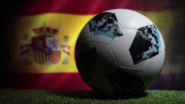 Bakü, Azerbaycan - 21 Haziran 2018: Yaratıcı kavramı. Resmi Rusya 2018 Dünya Kupası futbol topu Adidas Telstar 18 koyu tonda sisli arka plan üzerinde seçici odak