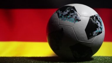 Bakü, Azerbaycan - 21 Haziran 2018: Yaratıcı kavramı. Resmi Rusya 2018 Dünya Kupası futbol topu Adidas Telstar 18 koyu tonda sisli arka plan üzerinde seçici odak