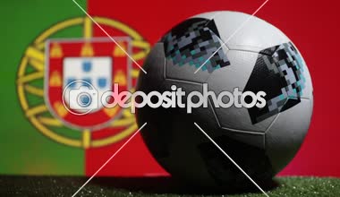 Bakü, Azerbaycan - 21 Haziran 2018: Yaratıcı kavramı. Resmi Rusya 2018 Dünya Kupası futbol topu Adidas Telstar 18 koyu tonda sisli arka plan üzerinde seçici odak