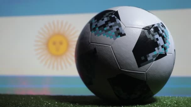 baku, azerbaijan - 21. Juni 2018: kreatives Konzept. offizielle russland 2018 weltmeisterschaft fußball der adidas telstar 18 auf dunkel getöntem nebelhintergrund selektiver fokus