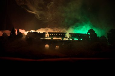 Siste hareket tren. Gecede eski buharlı lokomotif. Demiryolu üzerinde hareketli gece treni. Sisli yangın arka plan tonda. Korku mistik sahne. Seçici odak