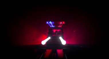 Polis arabası gece hareket. Sis arka plan ile gece bir araba kovalayan polis arabası. 911 acil durum yanıt polis arabası suç mahalline hızlandırmak. Seçici odak