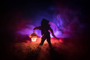 Yağmurluk ile onun el kavramı içinde parlayan fener karanlık ormanın gelen adam. Lamba korku katille silüeti. Silent Hill canavar bezemeleri