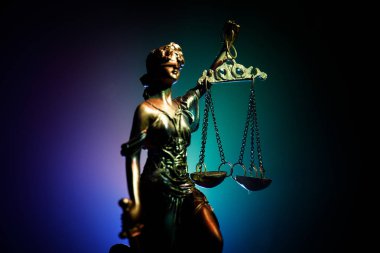 Adalet, adalet veya Justitia heykeli / Justitia bir kara günü adalet tanrıçası Roma fire arka plan. Seçici odak