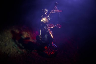 Adalet, adalet veya Justitia heykeli / Justitia bir kara günü adalet tanrıçası Roma fire arka plan. Seçici odak