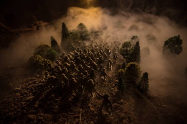 Savaş kavramı. Askeri siluetleri sahne üzerinde savaş sis sky mücadele arka plan, Dünya Savaşı askerler siluetleri bulutlu manzarası, gece aşağıda. Saldırı sahne. Zırhlı araçlar. Seçici odak. Dekorasyon