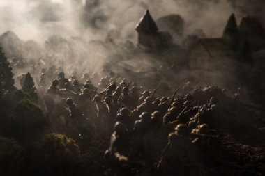 Savaş kavramı. Askeri savaş sis gökyüzü arka plan, Dünya Savaşı askerler siluetleri aşağıda bulutlu manzarası dövüş sahnesinde siluetleri. Zırhlı araçlar. Savaş tankları. Dekorasyon. Seçici odak