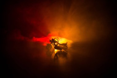 Yüksek güç motosiklet helikopter. Sis backlights gece adam atlı zemin üzerine ile. Boş alanı. Seçici odak