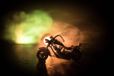 Yüksek güç motosiklet helikopter. Sis backlights gece adam atlı zemin üzerine ile. Boş alanı. Seçici odak