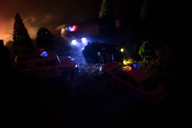 Polis arabası sisli bir arabayı gece takip ediyor. 911 acil durum arabası suç mahalline doğru hızla gidiyor. Seçici odak
