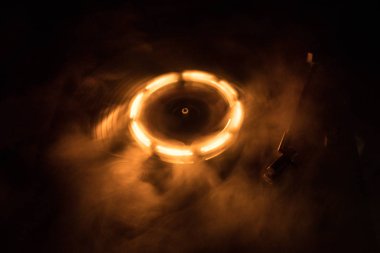 Müzik konsepti. FreezeLight parlak vinil koyu arka plan veya vinil parlayan Özet satırları konsepti ile koyu arka plan üzerinde oynarken pikap. Club poster tasarımı