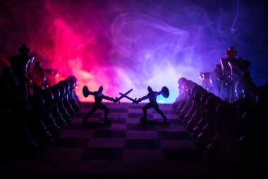 Süvari ve satranç tahtası üzerinde piyade ile ortaçağ savaş sahnesi. Satranç oyununu kavramı iş fikirleri ve rekabet ve strateji fikirler duman ve sis karanlık bir arka plan üzerinde satranç figürleri.