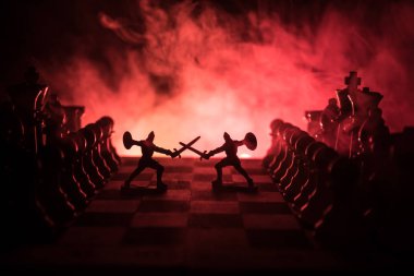 Süvari ve satranç tahtası üzerinde piyade ile ortaçağ savaş sahnesi. Satranç oyununu kavramı iş fikirleri ve rekabet ve strateji fikirler duman ve sis karanlık bir arka plan üzerinde satranç figürleri.