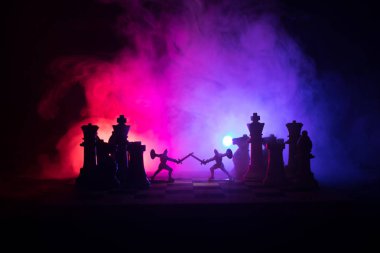 Süvari ve satranç tahtası üzerinde piyade ile ortaçağ savaş sahnesi. Satranç oyununu kavramı iş fikirleri ve rekabet ve strateji fikirler duman ve sis karanlık bir arka plan üzerinde satranç figürleri.