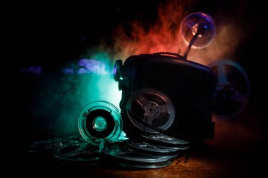 Eski stil film projektör, Natürmort, yakın çekim. Film projektör dramatik aydınlatma ve seçici odak ahşap bir zemin üzerine. Film ve eğlence kavramının