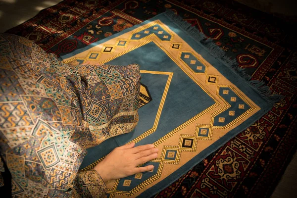 Muslim Wanita Berdoa Untuk Allah Muslim Dewa Ruang Dekat Jendela — Stok Foto
