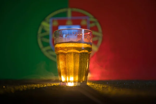 Concepto Creativo Pinta Cerveza Fresca Mesa Con Bandera Borrosa Portugal —  Fotos de Stock