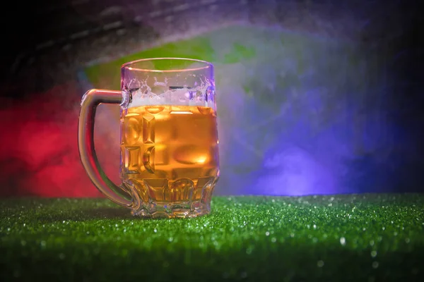 Creatief Concept Pint Van Fris Biertje Gras Met Wazig Stadion — Stockfoto