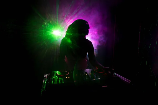 Spinning Mixing Scratching Night Club Manos Ajustar Varios Controles Pista — Foto de Stock