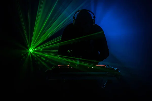 Spinning Mixing Scratching Night Club Manos Ajustar Varios Controles Pista — Foto de Stock