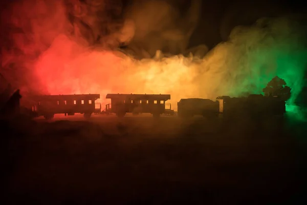 火车在雾中移动 古老的蒸汽机车在夜间 在铁路上行驶的夜间列车 色调的雾火背景 恐怖的神秘场面 选择性聚焦 — 图库照片