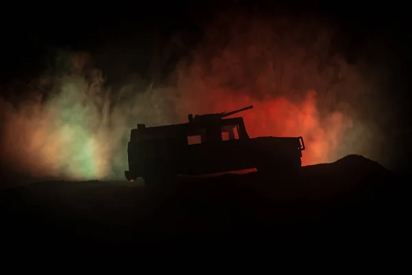 暗いトーンの霧の背景に軍事パトロール車 軍隊戦争の概念 アクションの銃がある装甲車のシルエット 飾られています 選択と集中 — ストック写真