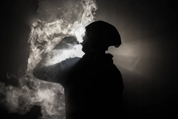 Homem Bater Com Mod Uma Nuvem Vapor Fundo Enevoado Escuro — Fotografia de Stock