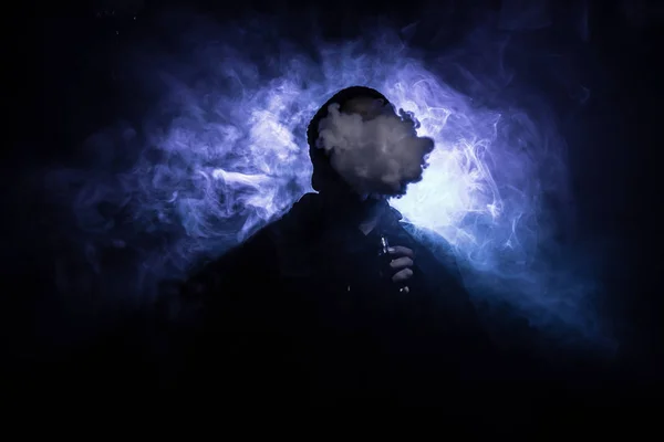 Vaping Mod を保持しています 蒸気の雲 暗い霧は煙の雲の背景をトーン Vaping 煙の多い電子タバコ アーク プラズマ蒸着法の概念 選択と集中 — ストック写真