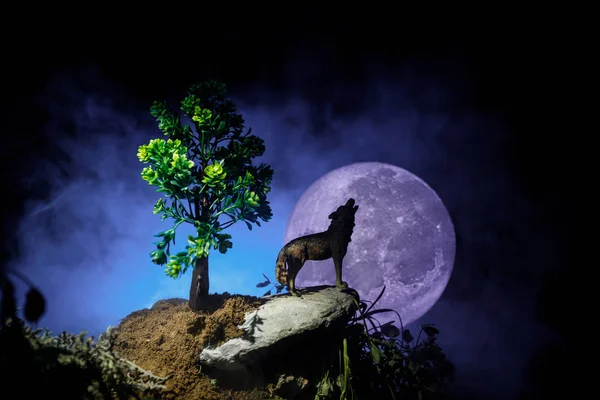 Silhouet Van Huilende Wolf Tegen Donker Getinte Mistige Achtergrond Volle — Stockfoto
