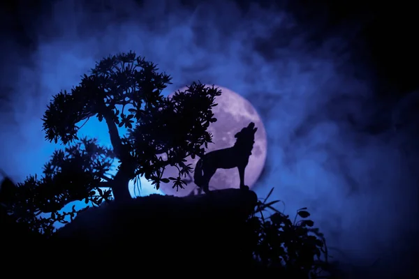 Silhouette Loup Hurlant Sur Fond Brumeux Foncé Pleine Lune Loup — Photo