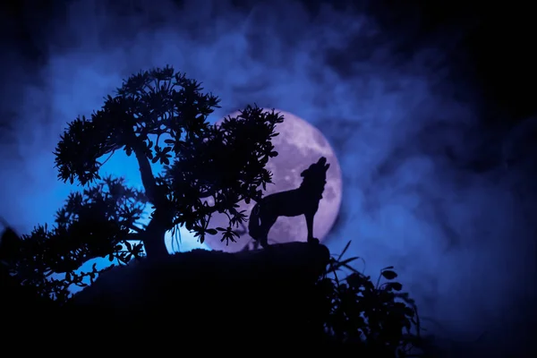 Silueta Lobo Aullando Contra Fondo Niebla Tonificado Oscuro Luna Llena —  Fotos de Stock