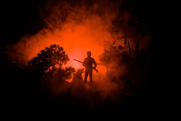 Homem Com Espingarda Floresta Assustadora Noite Estranha Silhueta Caçador Uma — Fotografia de Stock