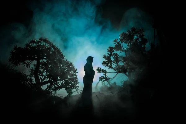 Korku Halloween Kavramsal Görüntü Dekore Edilmiştir Işık Gece Ormanda Yalnız — Stok fotoğraf